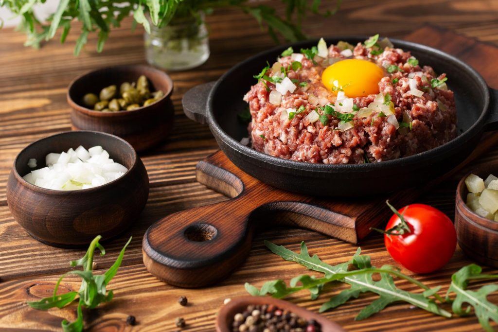 Plato de tartar de carne